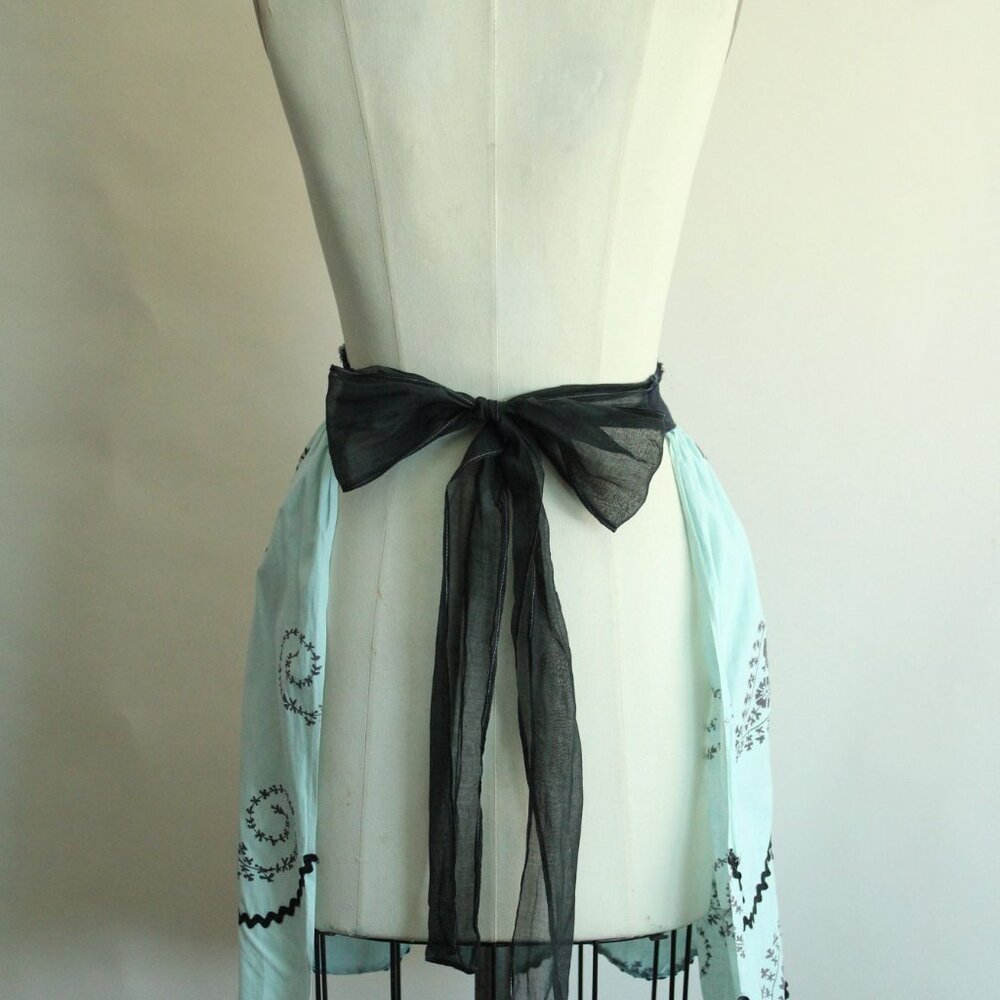 Vintage 1960s Apron, Mint Green and Black Cotton Half Apron with Ricrac Trim - Picture 7 of 10